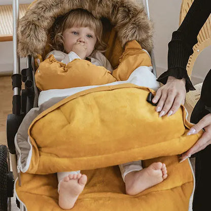 bebe avec main dans bouche dans chanceliere
