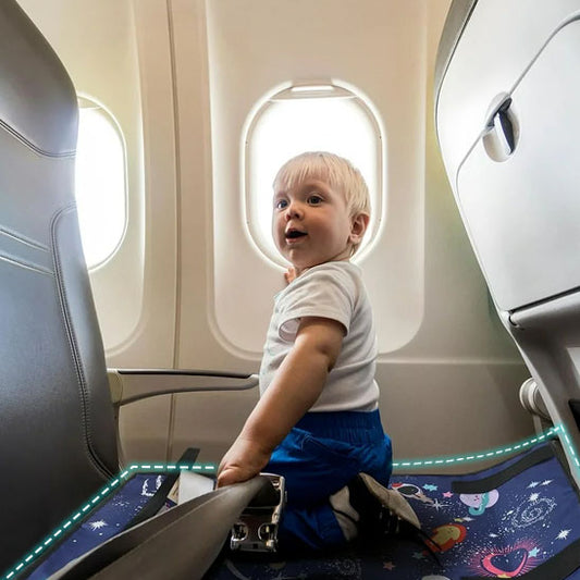 bebe dans avion sur lit de voyage bebe