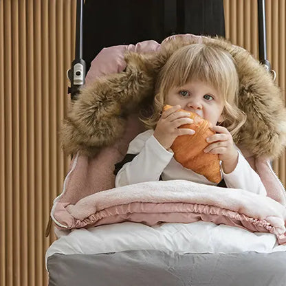 bebe dans chanceliere en train manger croissant
