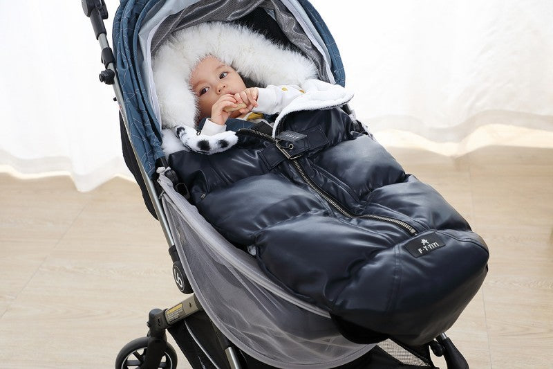 bebe dans chanceliere poussette bebe noir
