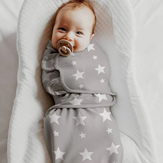 bebe dans couverture d emmaillotage gris
