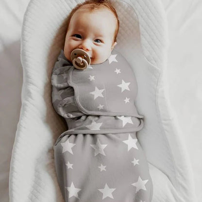 bebe dans couverture d emmaillotage gris