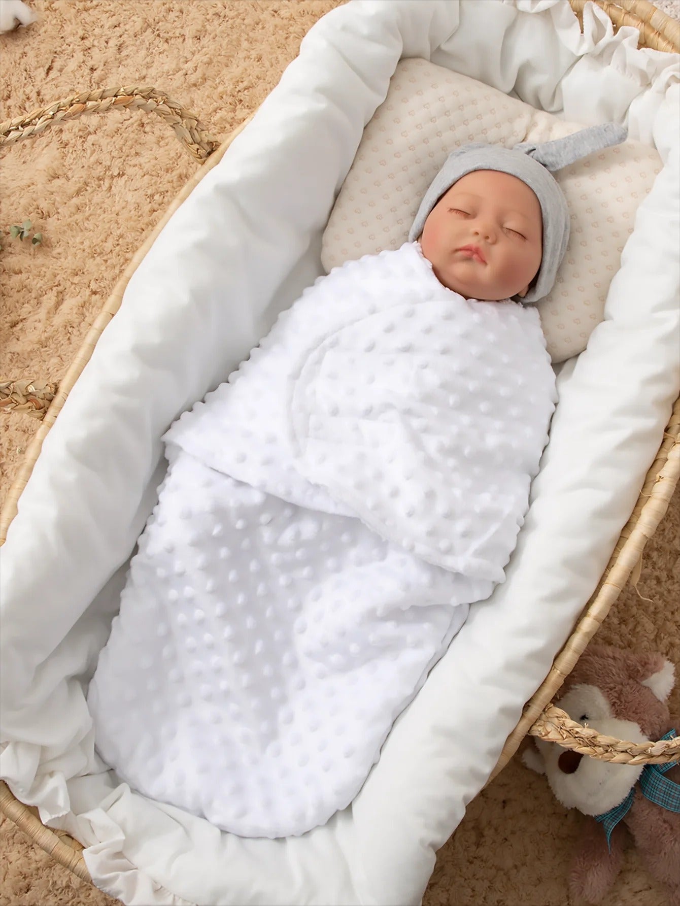 bebe dans nid ange blanc