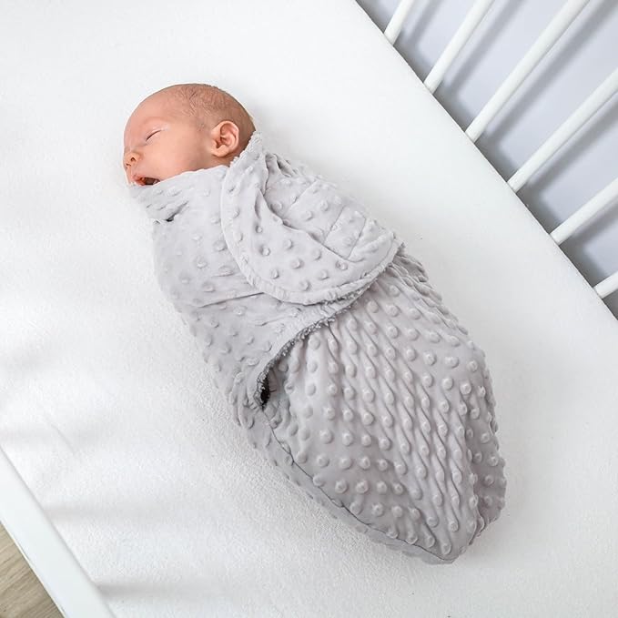 bebe dans nid ange gris