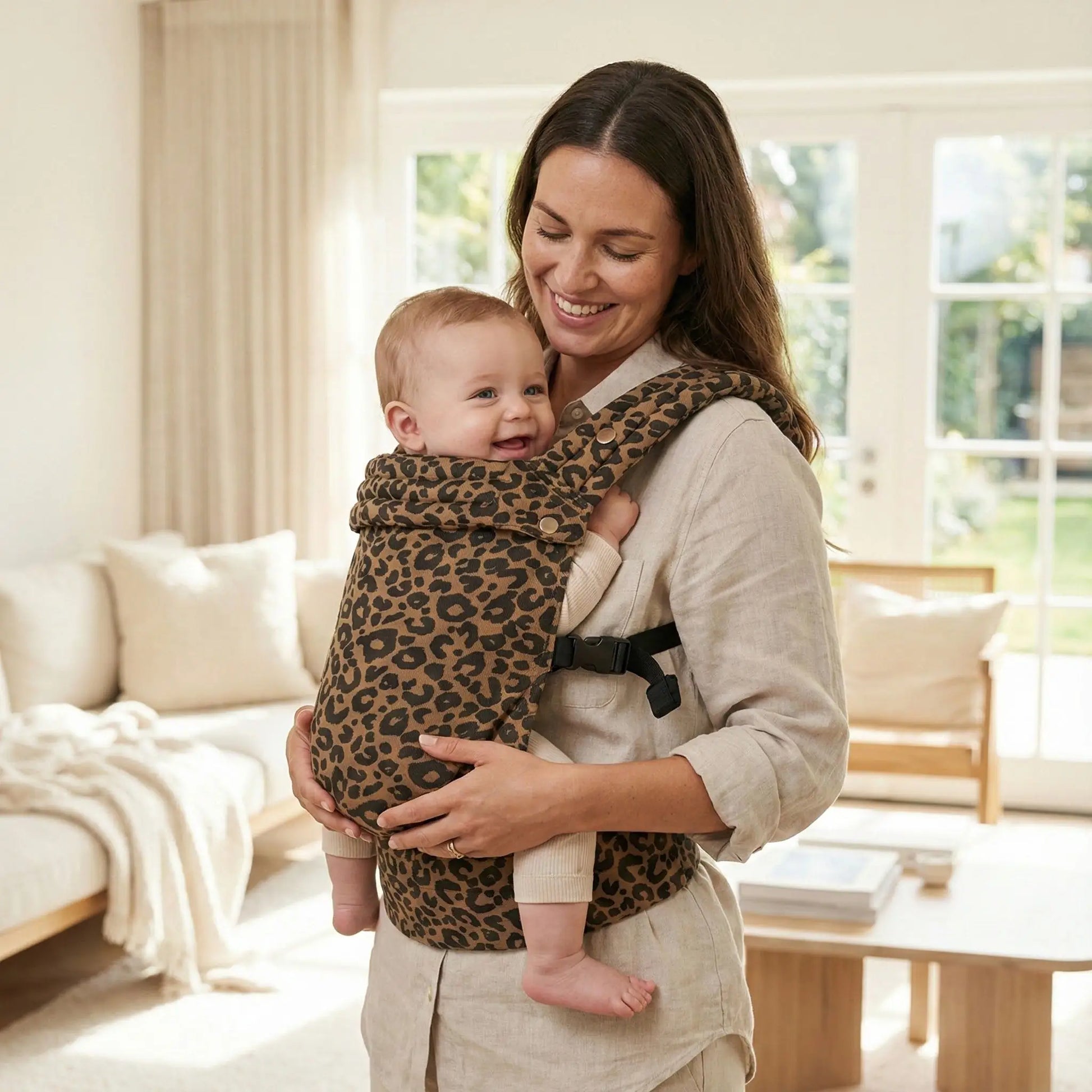 bebe dans porte bebe leopard