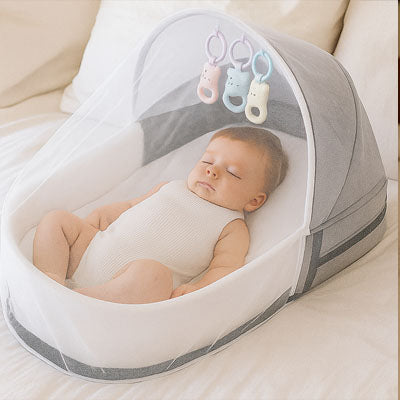bebe dort dans lit bebe de voyage gris