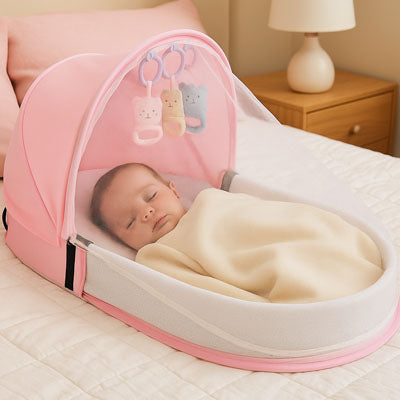 bebe dort dans lit bebe de voyage rose