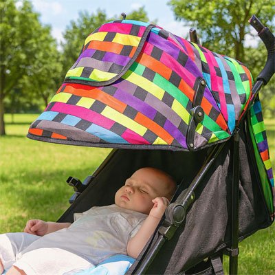 bebe dort dans poussette avec par soleil pour poussette