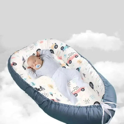 bebe dort tranquillement dans reducteur de lit bleu