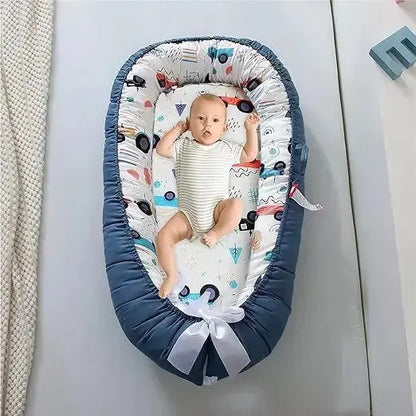 bebe sourit dans reducteur de lit bleu