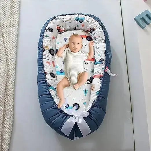 bebe sourit dans reducteur de lit bleu