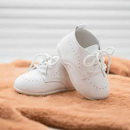 chaussure bapteme bebe garcon sur une surface