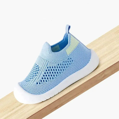 chaussure bebe bleu sur surface en bois