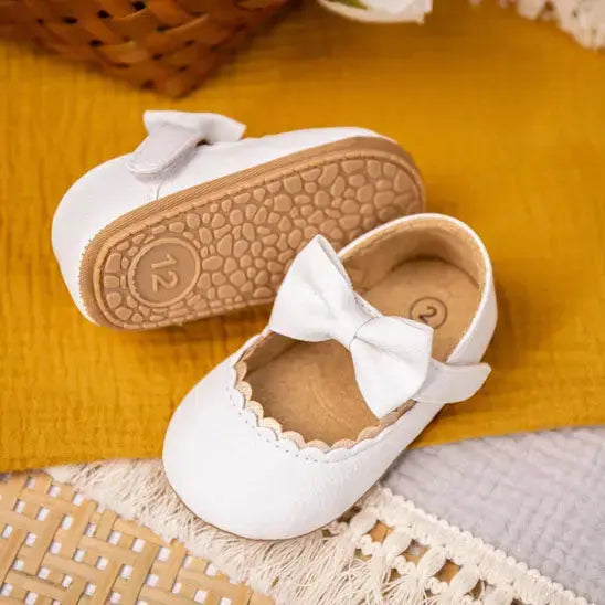 chaussure bebe fille au sol