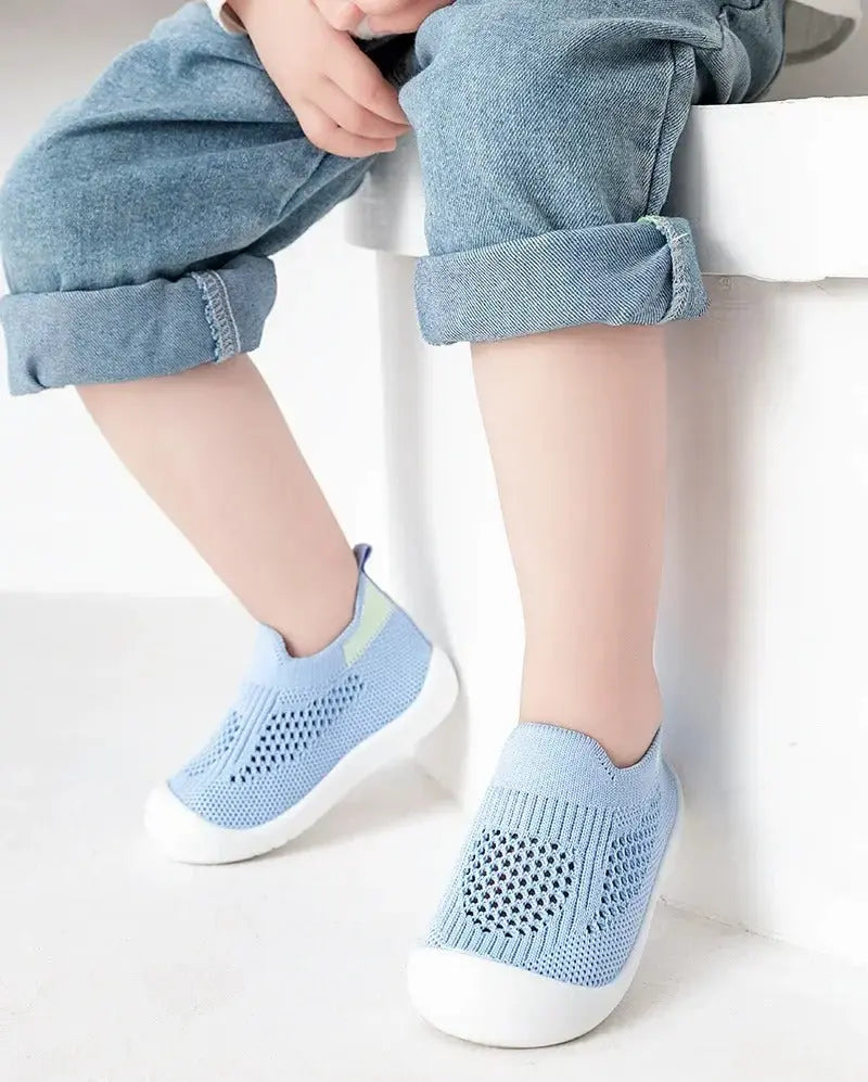 enfant assis avec chaussure bebe