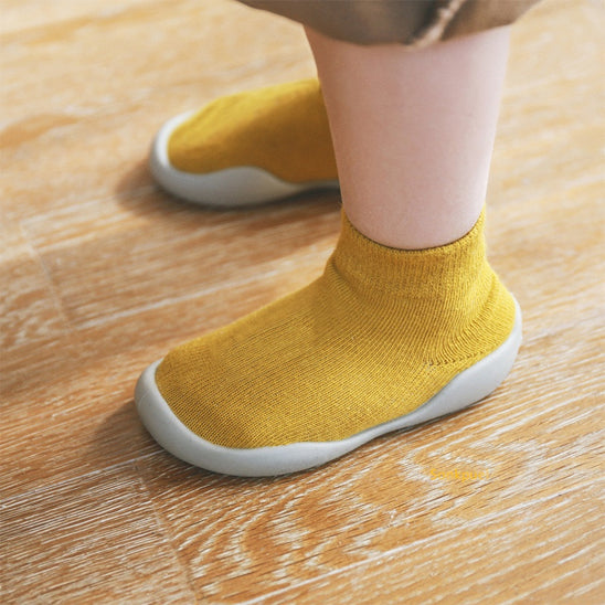 enfant debout porte chaussure marche bebe