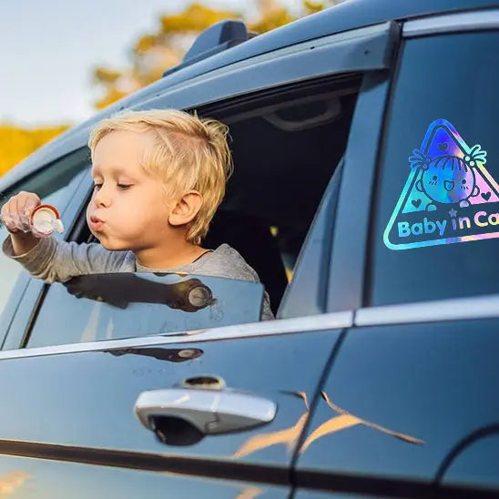 enfant devant vitre auto avec autocollant bebe a bord coller