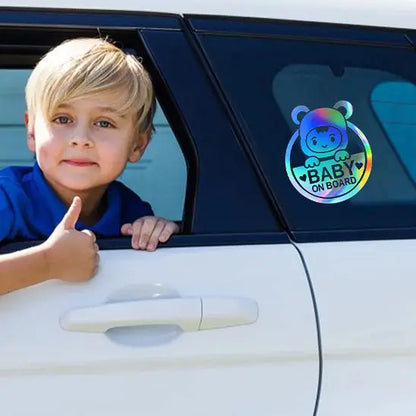 enfant devant vitre auto avec autocollant bebe a bord