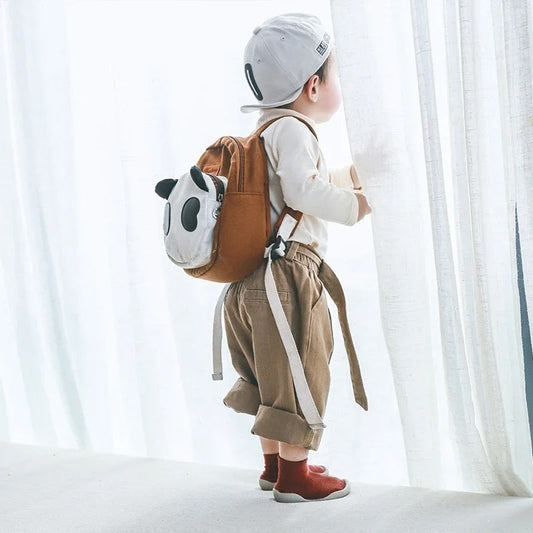 enfant ouvre rideau avec premiere chaussure bebe au pied