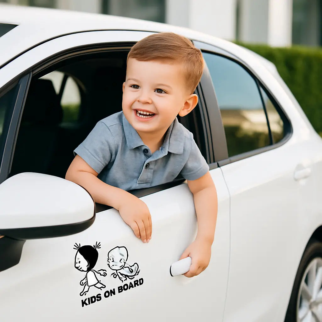 enfant sourit avec sticker bebe a bord sur portiere