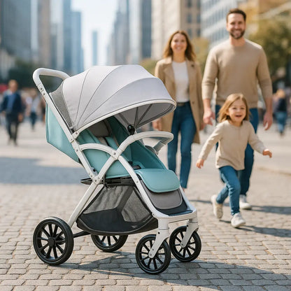 famille avec bebe confort poussette au centre ville