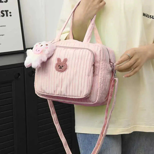 femme a un sac a langer rose en main