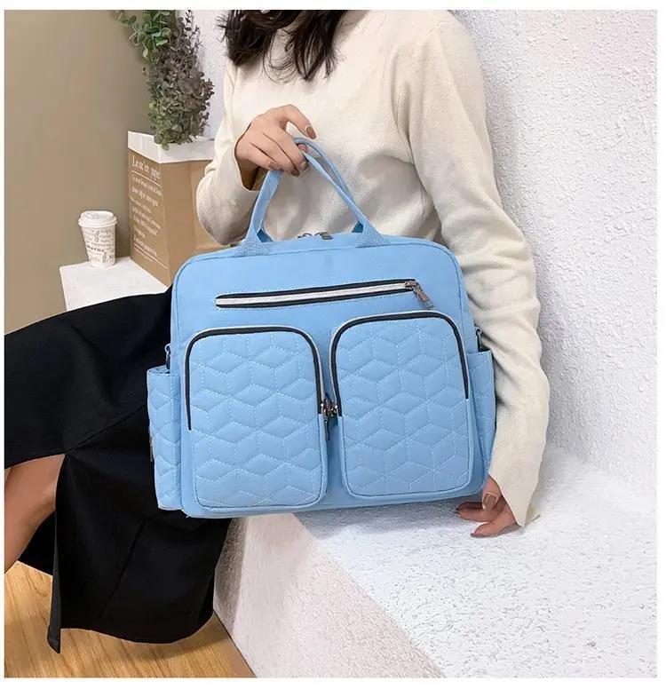 femme assise sac a langer isotherme bleu ciel