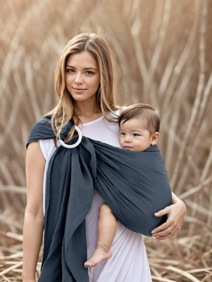 femme au champ avec bebe dans echarpe portage bebe