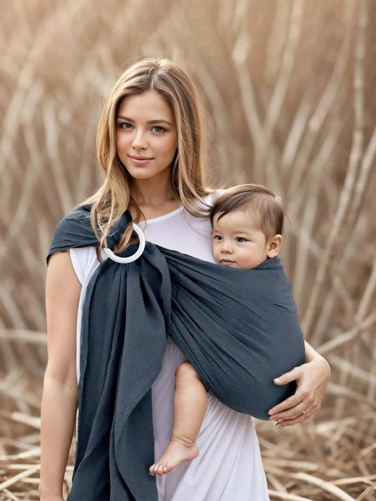 femme au champ avec bebe dans echarpe portage bebe