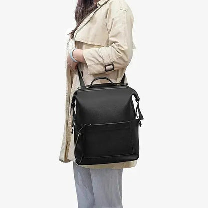 femme avec manteau et sac a langer cuir