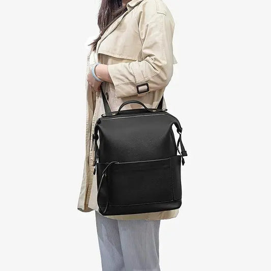 femme avec manteau et sac a langer noir a main