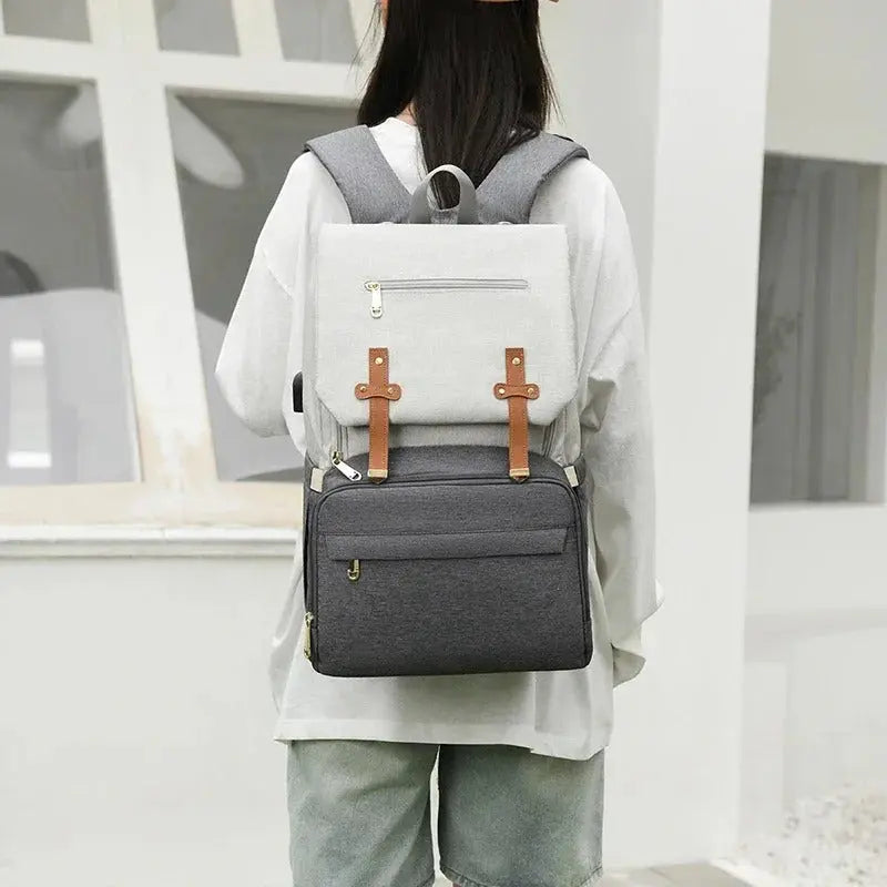 femme avec sac langer au dos