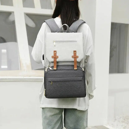 femme avec sac langer au dos