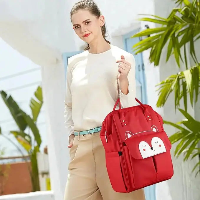 femme debout avec sac a langer chic