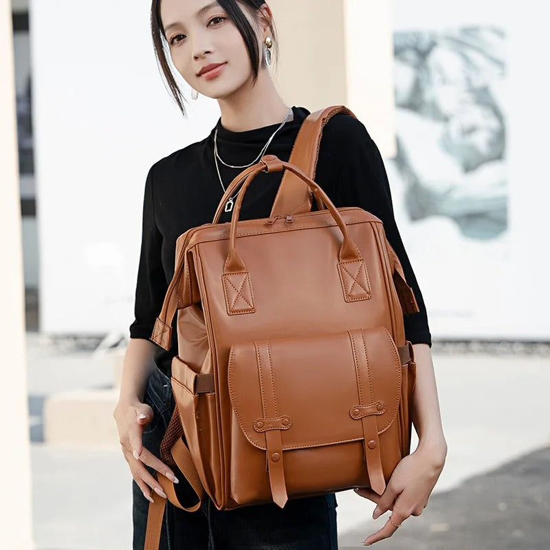 femme debout avec sac a langer cuir