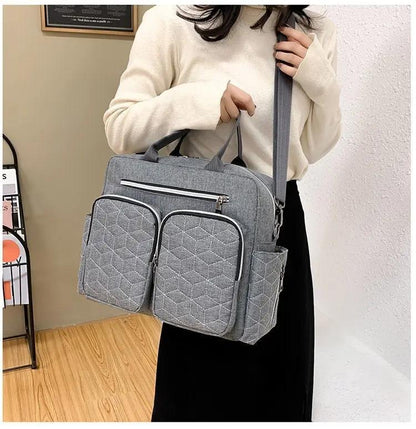 femme debout avec sac a langer isotherme en main