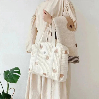 femme debout avec sac a langer