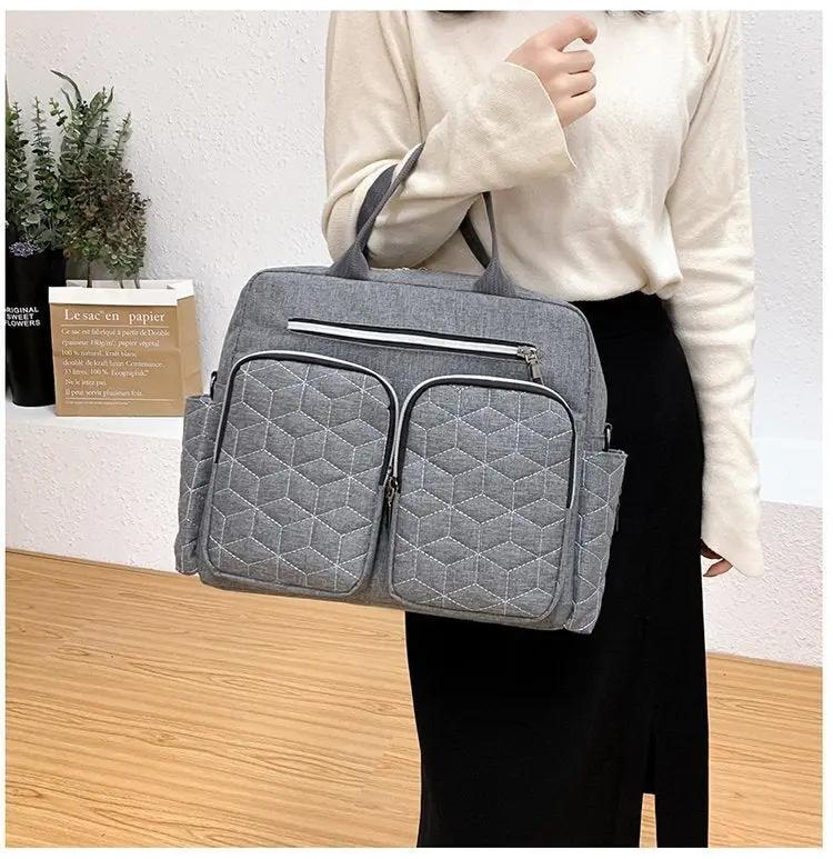 femme marche avec sac a langer isotherme en main