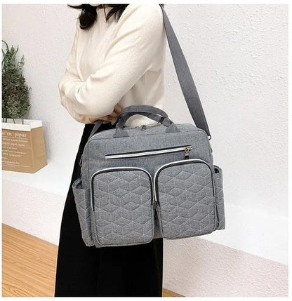 femme marche avec sac a langer isotherme epaule