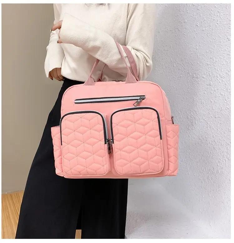 femme marche avec sac a langer isotherme rose