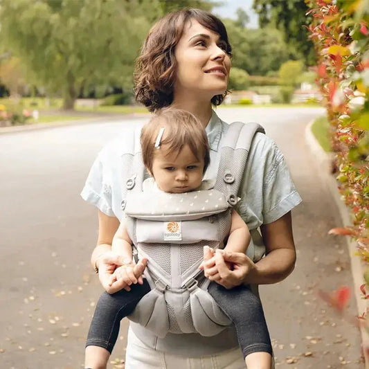 femme marche dans la rue avec bebe  porte bebe