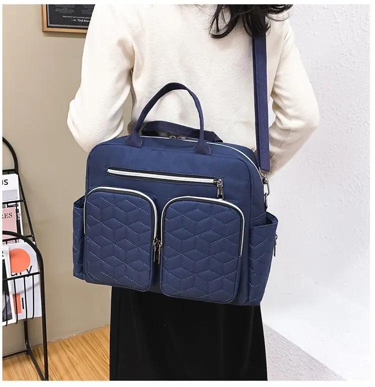 femme marche sac a langer isotherme bleu