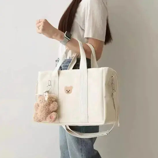 femme qui marche avec sac a langer femme