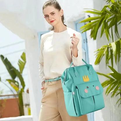 femme souleve sac a dos langer bebe