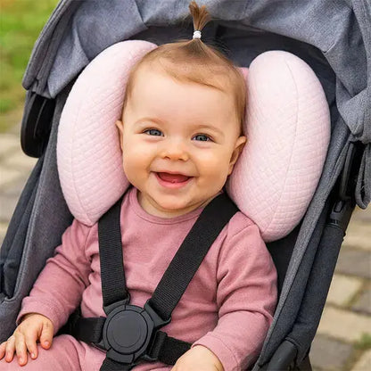 fille ri dans poussette avec cale tete bebe