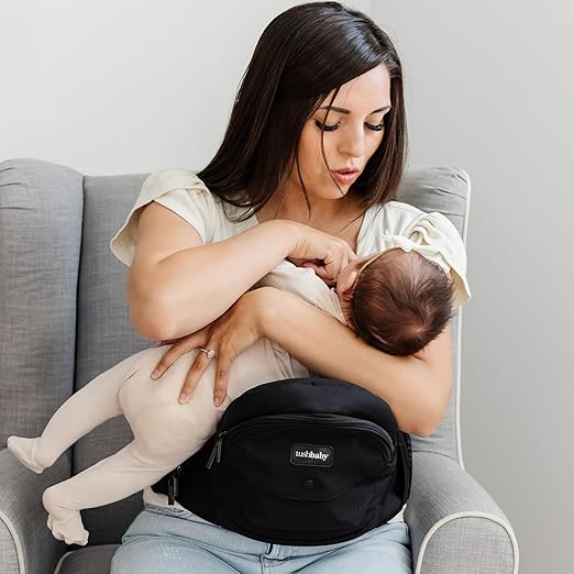 maman allaite bebe dans porte bebe assis