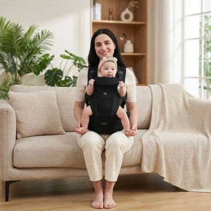 maman assise avec bebe dans porte bebe physiologique