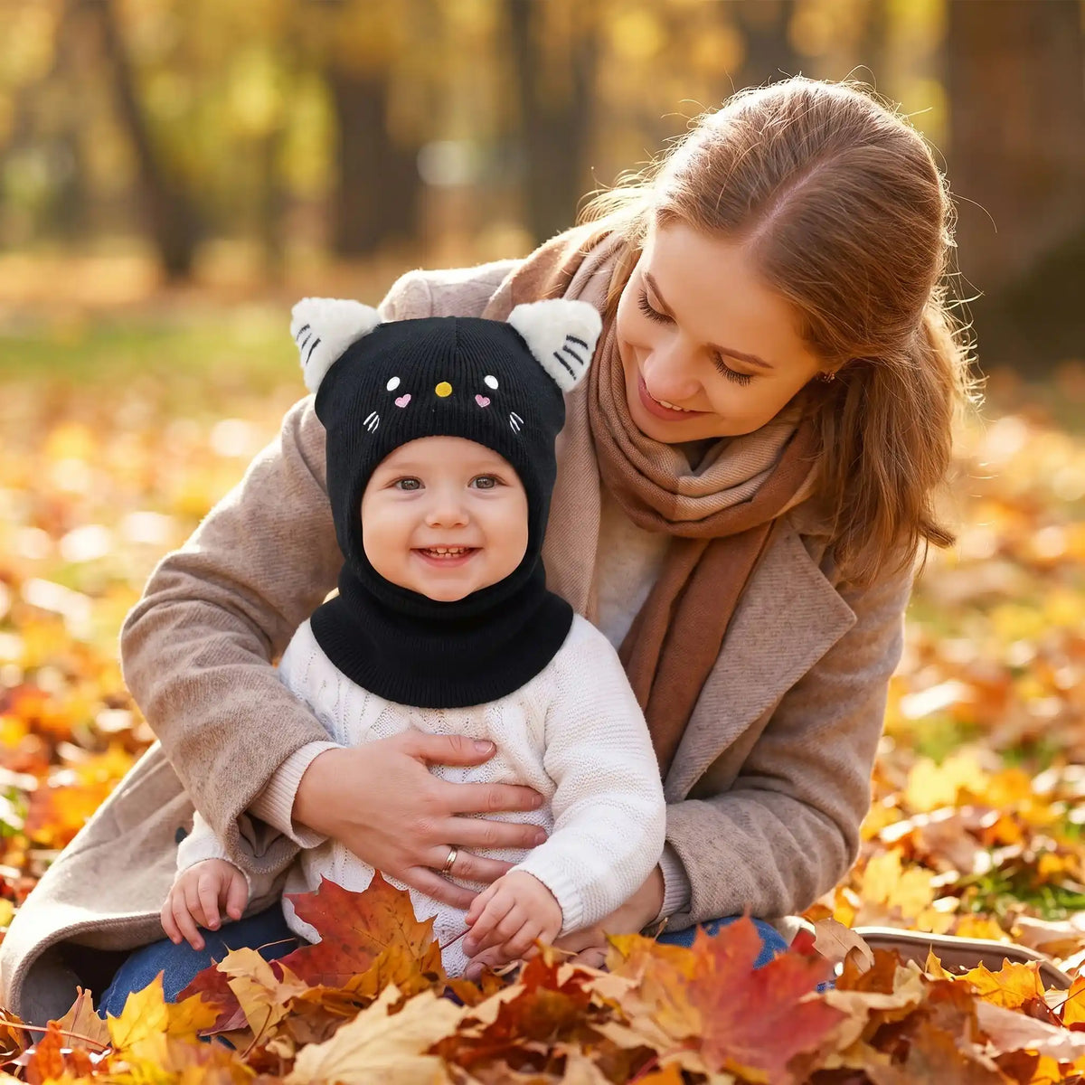 maman assise avec bebe porte cagoule bebe fille