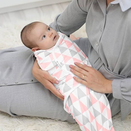 maman assise bebe dans couverture d emmaillotage rose