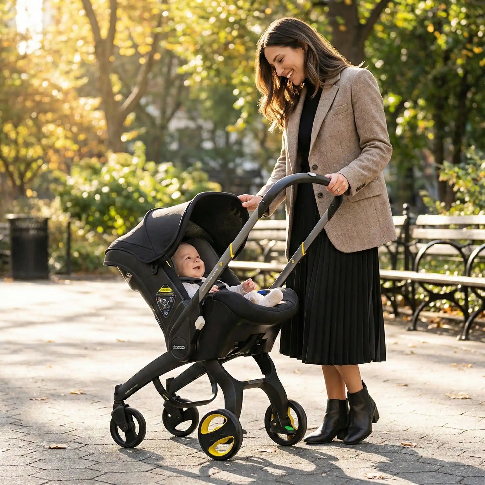 maman au parc avec bebe dans poussette compacte